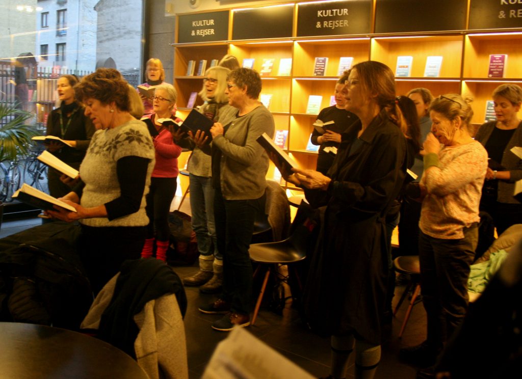 Central Library Copenhagen, Morning Singalong, singing guests, national hymns